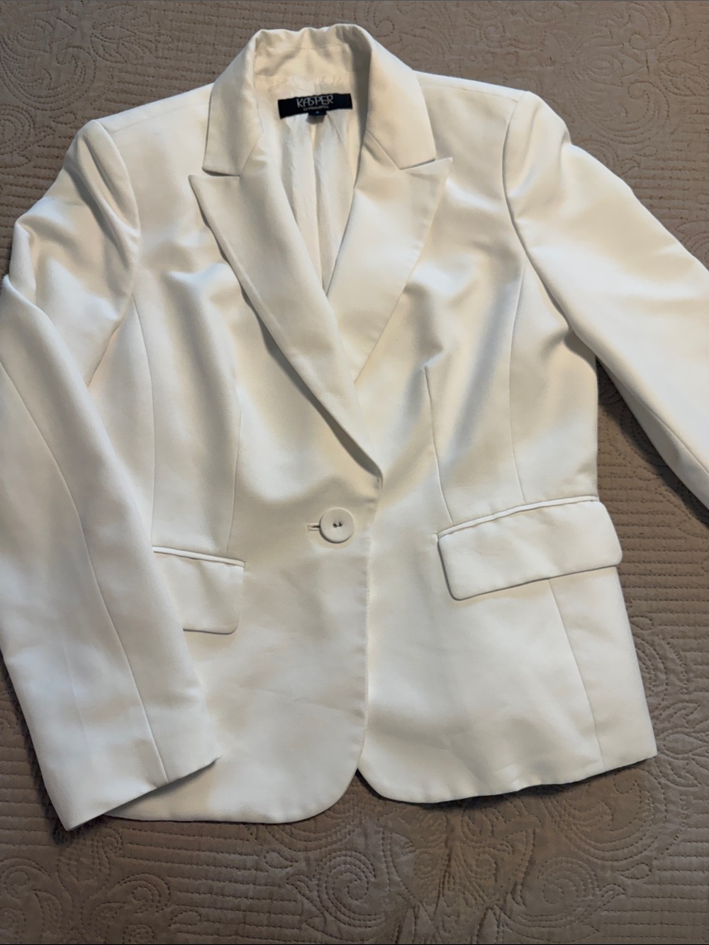Kasper Cream Single-Button Notch Lapel Blazer